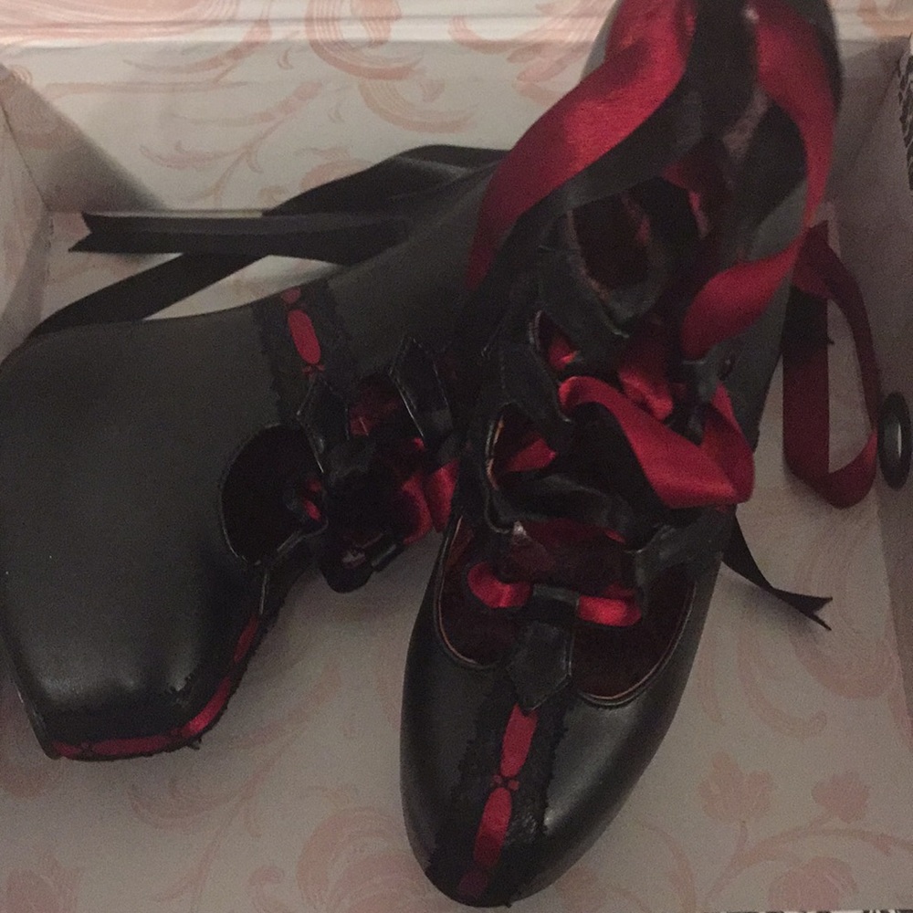 Bordello heels! - Picture 2 of 3